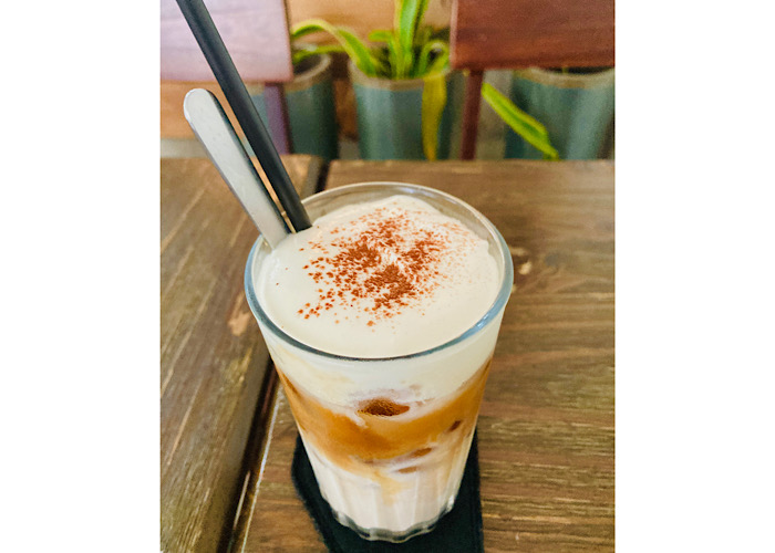 coffee with almond milk写真２
